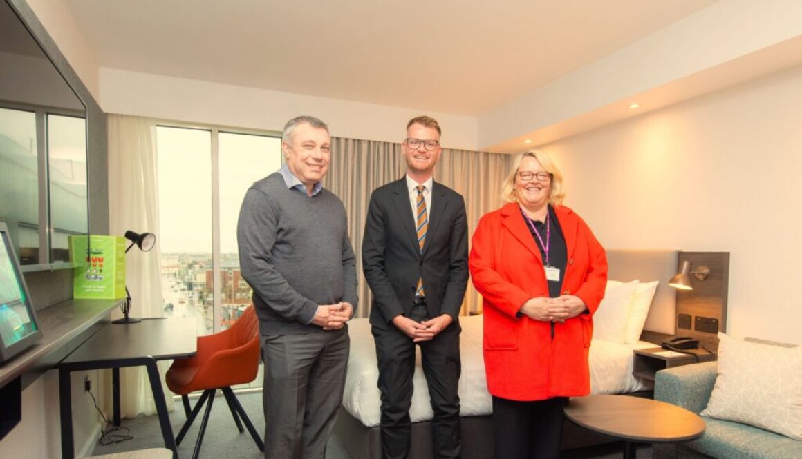 077 Cllr Mark Smith, Mark Winter and Cllr Lynn Williams in the first room at the new Holiday Inn