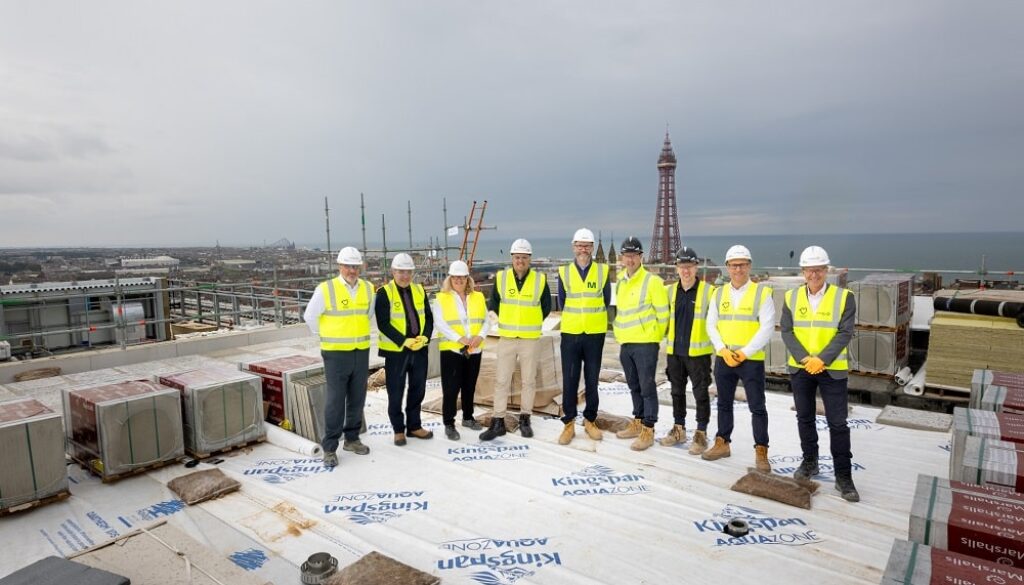 Blackpool Council Leader Lynn Williams and Cabinet Member for Levelling Up Mark Smith, alongside representatives from Muse and Vinci Construction on the roof of the new Civil Service Hub_web-min