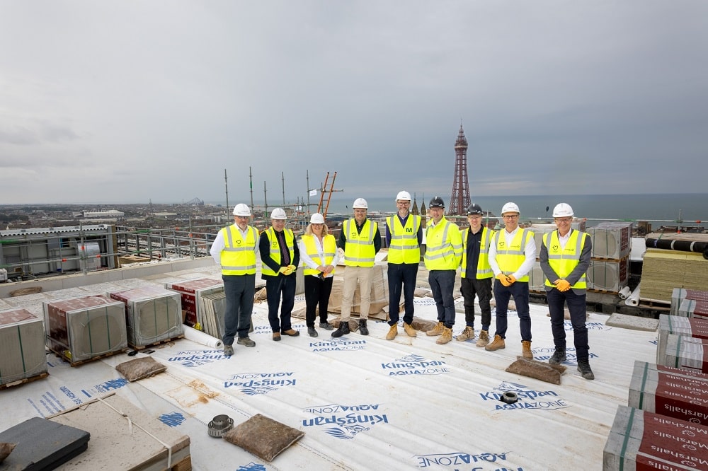 Blackpool Council Leader Lynn Williams and Cabinet Member for Levelling Up Mark Smith, alongside representatives from Muse and Vinci Construction on the roof of the new Civil Service Hub_web-min