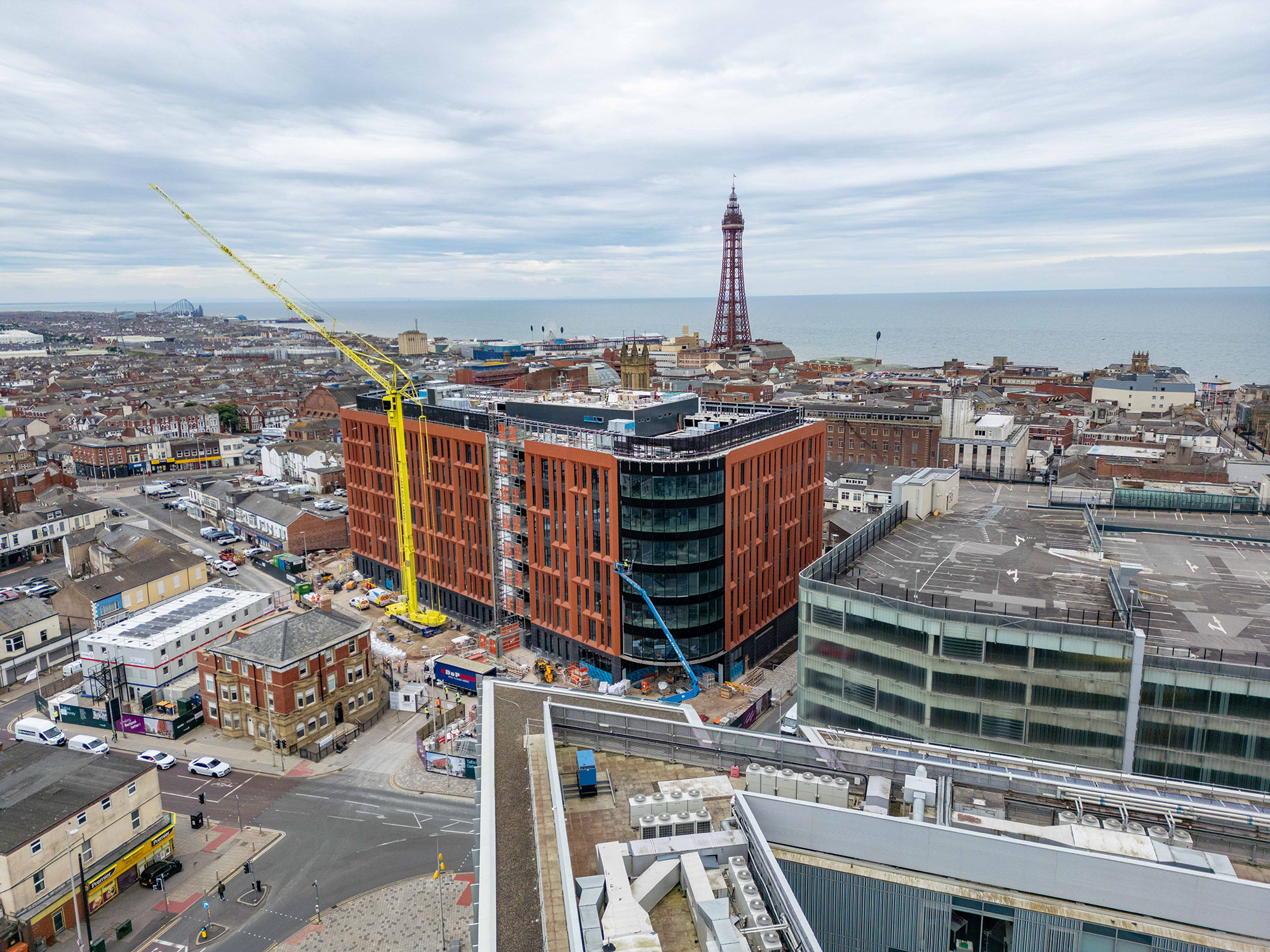 A 215,000 sq ft, seven storey office building for the UK Government. The Civil Service Hub is the tallest office building in Blackpool, and will host over 3,000 civil servants when it opens in 2025. The building has been designed to BREEAM ‘Excellent’ standard, incorporating sustainable office design, construction and operation, with the building’s carbon footprint reduced through terracotta façade panels, consumption led mechanical and electrical services and air source heat pumps. The office also includes a large reception lobby, as well as cycle storage, showers and changing facilities.